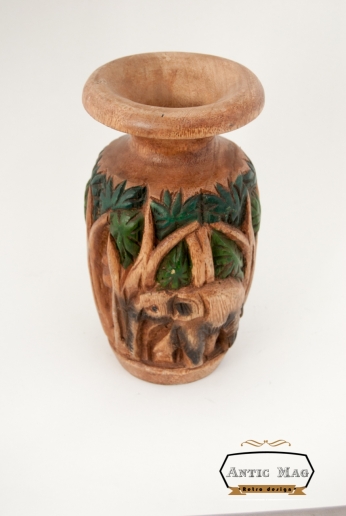 Vaza sculptata din lemn